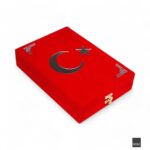 Sancak Serisi Dikey Lüks Kadife Plaket Kuran Kutusu + Sancak Serisi Orta Boy Bilgisayar Hatlı Arapça Kadife Kuran-ı Kerim - Kırmızı - Görsel 2